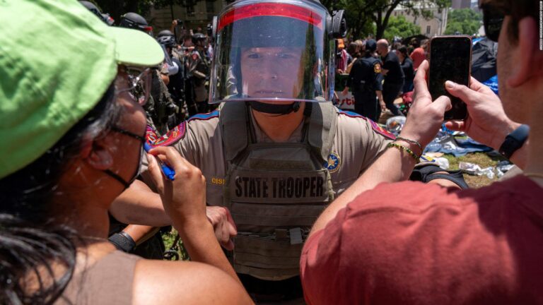 cnne-1685165-manifestantes-y-policias-se-enfrentan-en-la-universidad-de-texas
