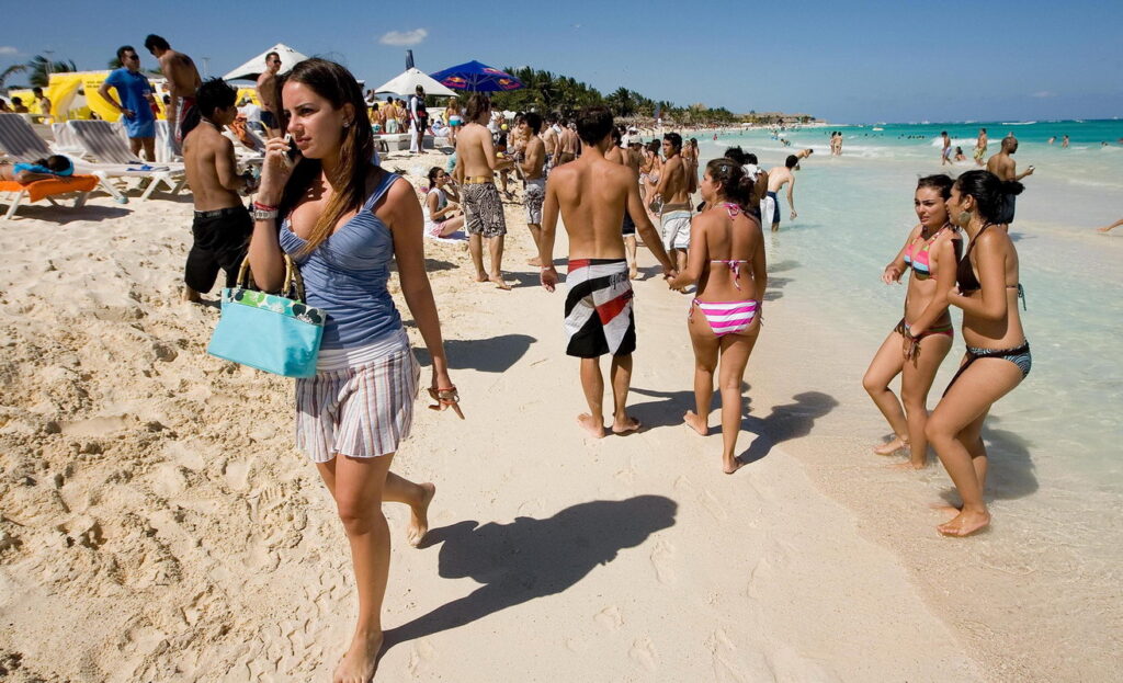Turistas en Playa Mamitas - Playa del Carmen