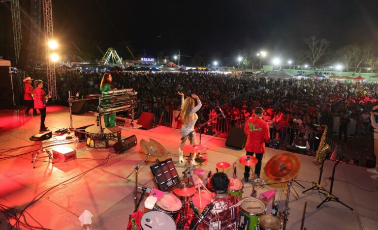 GRAN-EXITO-EL-TERCER-DIA-DEL-CARNAVAL-DE-LEONA-VICARIO-AL-SON-DE-LA-HISTORIA-Y-TRADICION-6